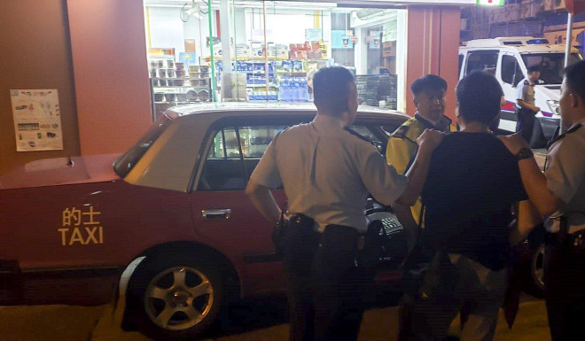 Cảnh sát ngầm bắt giữ tài xế taxi Hong Kong vì tính phí cắt cổ ảnh 2