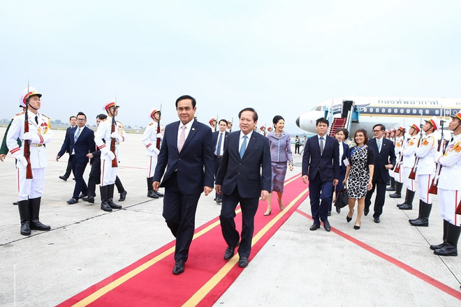 Lễ đón Thủ tướng Thái Lan Prayuth Chan-ocha tại sân bay Quốc tế Nội Bài. (Ảnh: TTXVN) Thủ tướng Nguyễn Xuân Phúc gặp Thủ tướng Thái Lan nhân dịp dự GMS6 ảnh 1