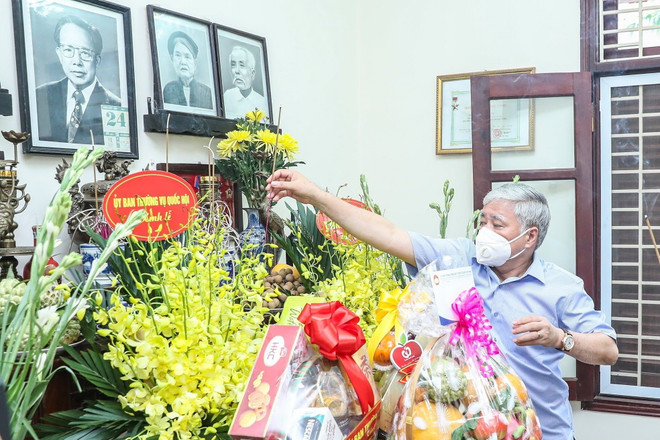 Chủ tịch Ủy ban MTTQ dâng hương tưởng nhớ đồng chí Lê Quang Đạo ảnh 1