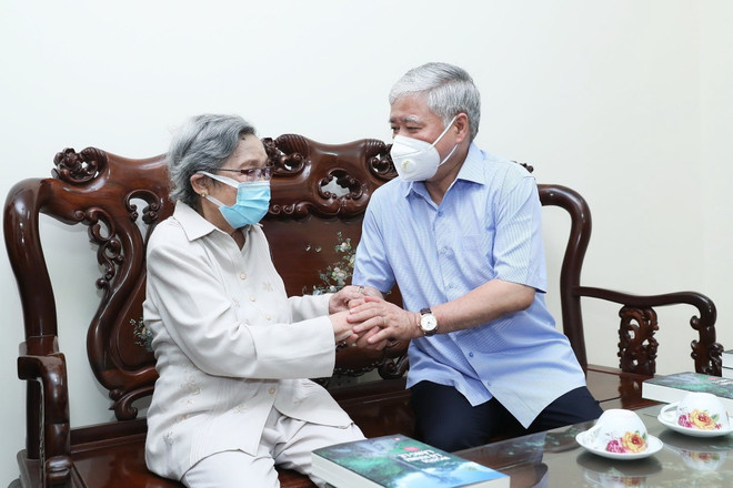 Chủ tịch Ủy ban MTTQ dâng hương tưởng nhớ đồng chí Lê Quang Đạo ảnh 2