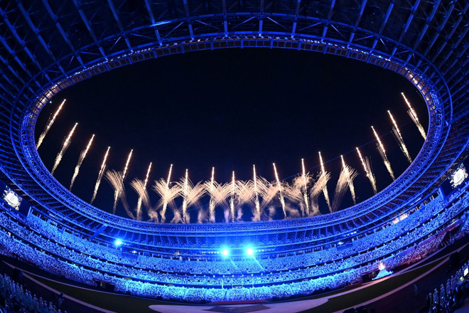 Màn trình diễn pháo hoa tại lễ bế mạc Olympic Tokyo 2020 trên sân vận động Olympic ở Tokyo, Nhật Bản ngày 8/8. (Ảnh: AFP/TTXVN) Olympic Tokyo 2020: Tạm biệt Tokyo và hẹn gặp lại Paris! ảnh 1