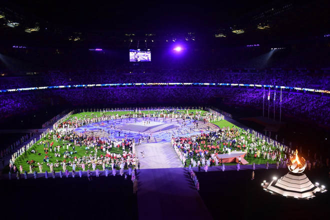 Các vận động viên tham gia lễ bế mạc Olympic Tokyo 2020. (Ảnh: AFP/TTXVN) Từ Tokyo đến Paris: Sự tiếp nối đáng chờ đợi sau 3 năm ảnh 2