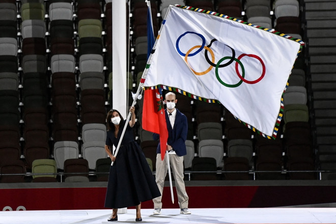 Bà Ana Maria Hidalgo, Thị trưởng Paris (Pháp) - thành phố đăng cai Olympic mùa Hè 2024, tiếp nhận lá cờ Olympic tại lễ bế mạc Olympic Tokyo 2020. (Ảnh: AFP/TTXVN) Từ Tokyo đến Paris: Sự tiếp nối đáng chờ đợi sau 3 năm ảnh 1