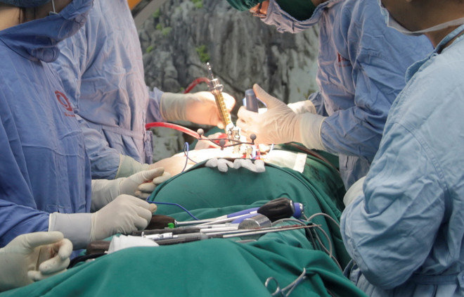 Bác sỹ khuyến cáo cách phát hiện, xử lý hành vi tự ăn tóc ở trẻ em ảnh 1