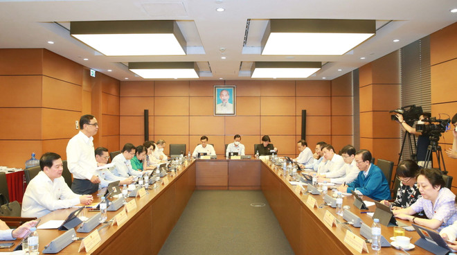 Đoàn đại biểu Quốc hội Thành phố Hồ Chí Minh thảo luận ở tổ. (Ảnh: Phương Hoa/TTXVN) Nhiều ý kiến khác nhau về thực hiện dân chủ trong doanh nghiệp ảnh 2