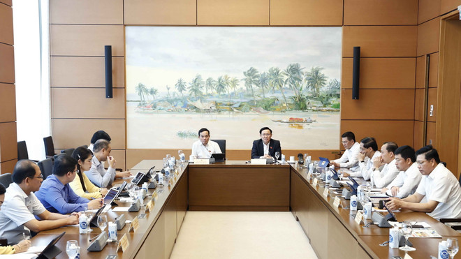 Đoàn đại biểu Quốc hội thành phố Hải Phòng, tỉnh Bắc Ninh và tỉnh Kiên Giang thảo luận ở tổ. (Ảnh: Doãn Tấn/TTXVN) Nhiều ý kiến khác nhau về thực hiện dân chủ trong doanh nghiệp ảnh 1