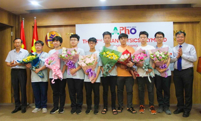 Các học sinh Việt Nam dự giải Olympic Vật lý Châu Á-Thái Bình Dương. (Ảnh: TTXVN phát) 8 học sinh Việt Nam đoạt giải tại Olympic Vật lý châu Á-TBD ảnh 1