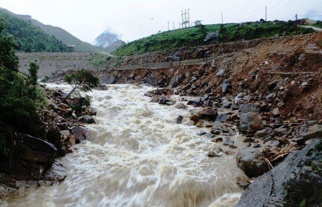 Mưa lớn kèm tố, lốc diện rộng tiếp tục xảy ra ở Bắc Bộ ảnh 1