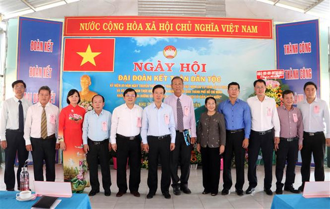 Trưởng Ban Tuyên giáo Trung ương Võ Văn Thưởng và các đại biểu dự Ngày hội Đại đoàn kết toàn dân tộc tại Thành phố Hồ Chí Minh. (Ảnh: Xuân Khu/TTXVN) Trưởng Ban Tuyên giáo Trung ương dự Ngày hội Đại đoàn kết tại TP.HCM ảnh 1