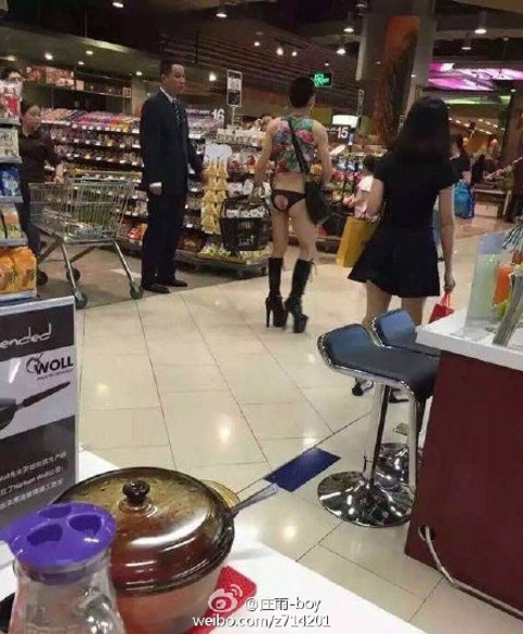 Thanh niên ngoáy mông trong siêu thị gây sốc ở Trung Quốc ảnh 7