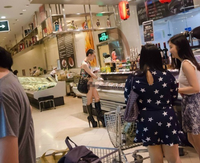 Thanh niên ngoáy mông trong siêu thị gây sốc ở Trung Quốc ảnh 4