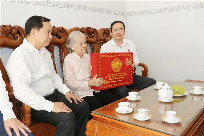 Phó Chủ tịch Quốc hội tặng quà gia đình chính sách, hộ nghèo ở Cần Thơ ảnh 1