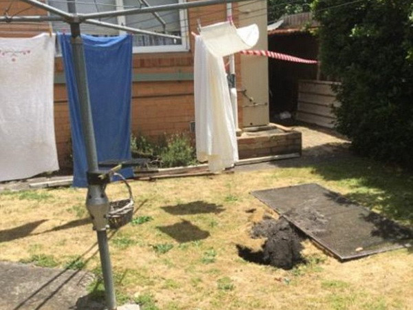 Australia: Bất ngờ rơi xuống hố sụt sâu 3m khi đang phơi quần áo ảnh 1