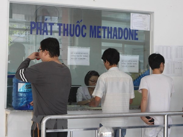 Uống Methadone để điều trị cai nghiện ma túy. (Ảnh: Phương Vy/TTXVN) Ba nhóm chính sách khắc phục bất cập của Luật Phòng, chống ma túy ảnh 1
