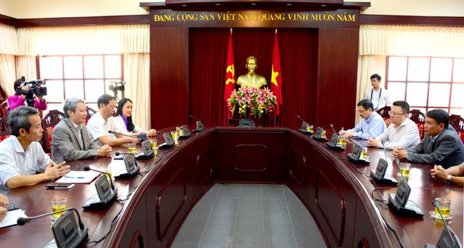 TTXVN hỗ trợ người dân Thừa Thiên-Huế khắc phục hậu quả mưa lũ ảnh 2