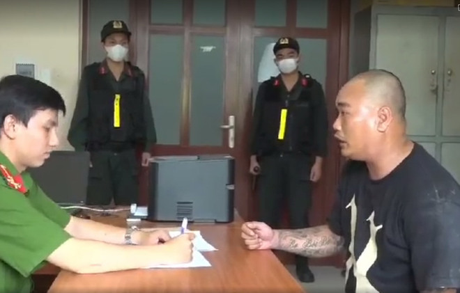 Đối tượng khai báo tại cơ quan công an. (Ảnh cắt từ clip) Triệt phá nhóm tội phạm 'kiểu Năm Cam' tại khu chợ đầu mối Bình Điền ảnh 1