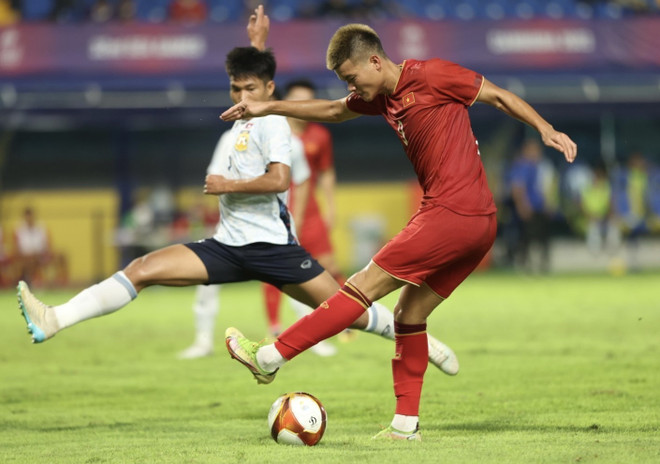 U22 Lào (áo trắng) khiến U22 Việt Nam gặp nhiều khó khăn. (Ảnh: Minh Quyết/TTXVN) U22 Việt Nam nhọc nhằn vượt ải U22 Lào ở ngày ra quân SEA Games 32 ảnh 2