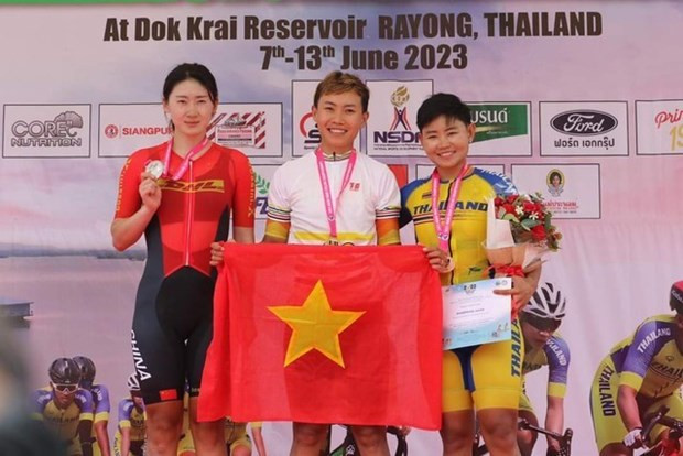Nguyễn Thị Thật (giữa) đoạt huy chương Vàng châu Á 2023, giành suất dự Olympic 2024. Thể thao Việt Nam có suất đầu tiên tham dự Olympic Paris 2024 ảnh 1