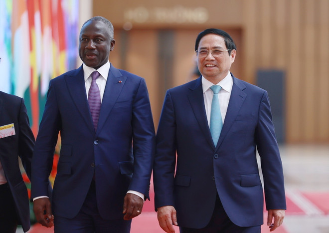 Thủ tướng Phạm Minh Chính và Chủ tịch Quốc hội Bờ Biển Ngà Adama Bictogo. (Ảnh: Dương Giang/TTXVN) Bờ Biển Ngà mong muốn tăng cường hợp tác nhiều mặt với Việt Nam ảnh 1