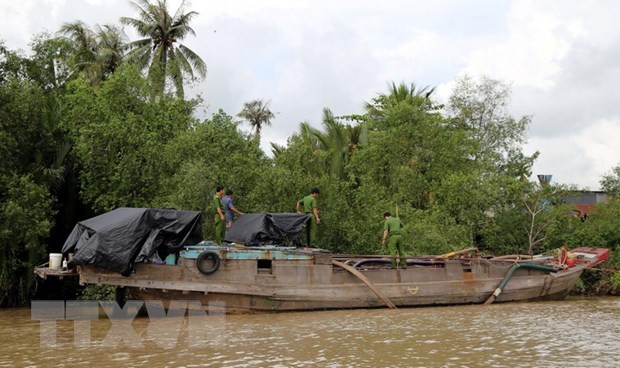 Một phương tiện khai thác cát trái phép (Ảnh: TTXVN phát) Tiền Giang: Xử lý 208 vụ với 369 đối tượng khai thác cát trái phép ảnh 1