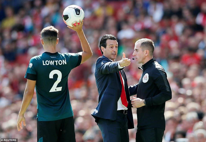Đoàn quân của Unai Emery (giữa) đang có khởi đầu thuận lợi. Đánh bại Burnley, Arsenal tạm chiếm ngôi đầu Premier League ảnh 4