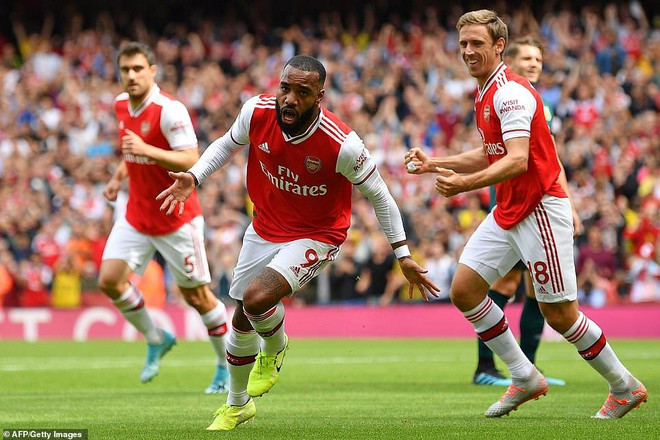 Alexandre Lacazette ghi bàn đầu tiên cho Arsenal ở mùa này. Đánh bại Burnley, Arsenal tạm chiếm ngôi đầu Premier League ảnh 2