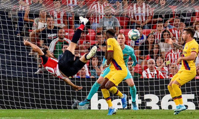 Aritz Aduriz lập siêu phẩm vào lưới Barcelona. (Nguồn: EPA) Đương kim vô địch Barcelona 'nếm trái đắng' trong ngày ra quân ảnh 1