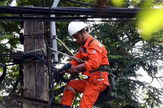 Công nhân ngành điện Thủ đô trong những ngày cao điểm phải tăng cường kiểm tra xử lý tại các điểm dễ xảy sự cố. (Ảnh: Huy Hùng/TTXVN) Miền Bắc sẽ giảm cắt điện nhờ có thêm 1.000MW công suất ảnh 1