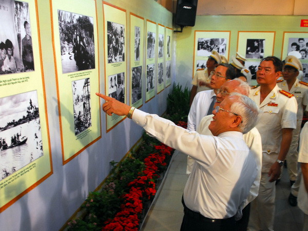 Trưng bày 100 bức ảnh về những dấu son của đất nước trong 70 năm ảnh 1