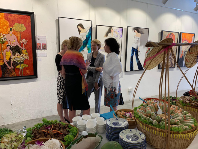 Triển lãm tranh tôn vinh phụ nữ Việt Nam nhân ngày 8/3 tại Singapore ảnh 2