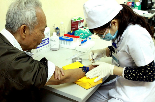 Xét nghiệm sinh hóa cho người bệnh tại Viện Sốt rét-Ký sinh trùng-Côn trùng. (Ảnh: Dương Ngọc/TTXVN) Việt Nam đối mặt với nguy cơ bùng phát dịch sốt rét do kháng thuốc ảnh 1