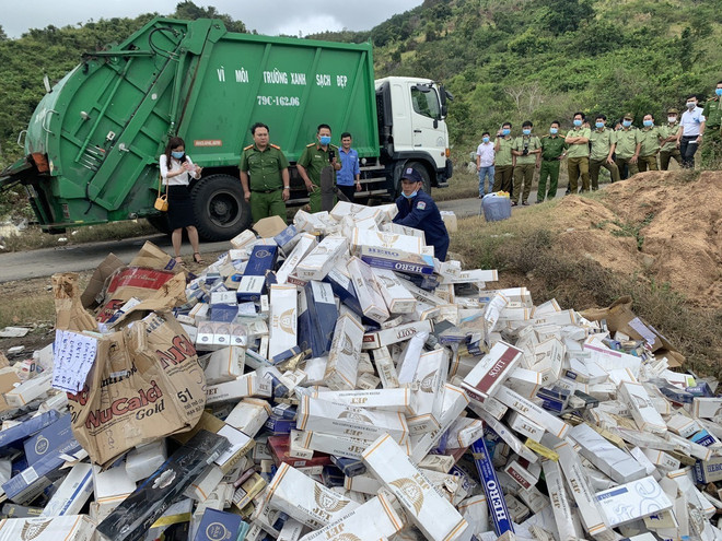 Nhà sản xuất, nhập khẩu thuốc lá, kẹo cao su… phải có trách nhiệm đóng góp tài chính vào Quỹ Bảo vệ môi trường Việt Nam để hỗ trợ thu gom, xử lý chất thải. (Ảnh: TTXVN phát) Doanh nghiệp phải có trách nhiệm với tác động môi trường của sản phẩm ảnh 1