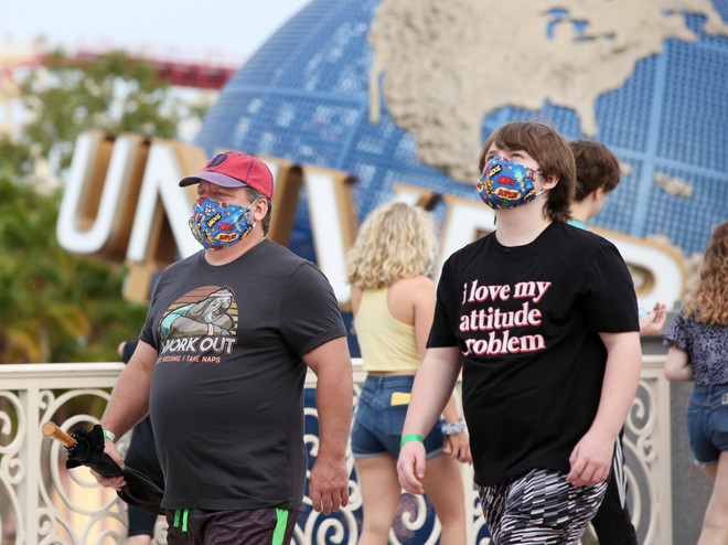 Người dân đeo khẩu trang phòng dịch COVID-19 tại El Paso, bang Florida (Mỹ) ngày 5/6/2020. (Ảnh: AFP/TTXVN) Dịch COVID-19 diễn biến đáng lo ngại tại nhiều quốc gia ảnh 1