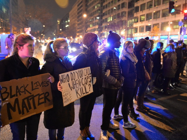 Mỹ: Biểu tình phản đối các vụ giết hại người da màu biến thành bạo lực ảnh 1