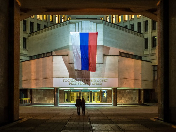 Trụ sở Hội đồng Nhà nước CH Crimea tại thủ phủ Simferopol ngày 20/3/2014. (Nguồn: AFP/TTXVN) EU đưa tất cả các nghị sỹ Nga ở Crimea vào danh sách đen ảnh 1