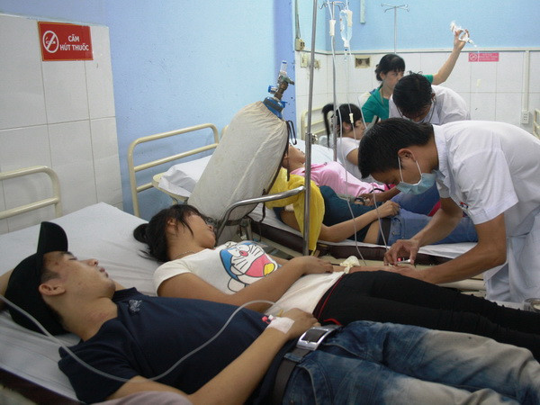 Gần 400 công nhân nghi bị ngộ độc do uống nước từ bình lọc ảnh 1