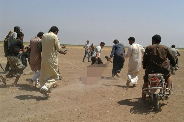 Phẫn nộ cảnh phiến quân Syria hoan hỉ khi kéo xác phi công Nga ảnh 1