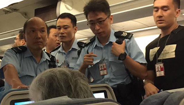 Nữ hành khách nổi giận hất nước cam vào tiếp viên hàng không ảnh 1