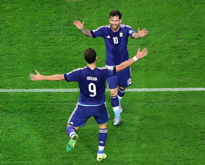 "Cậu bé vàng" Maradona đưa ra lời cảnh báo với Lionel Messi ảnh 1