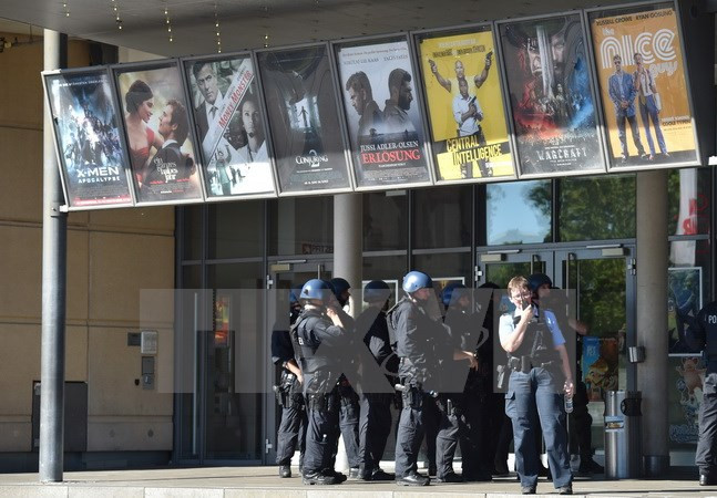 [Video] Xả súng kinh hoàng tại Đức, hung thủ quấn đai bom ảnh 1