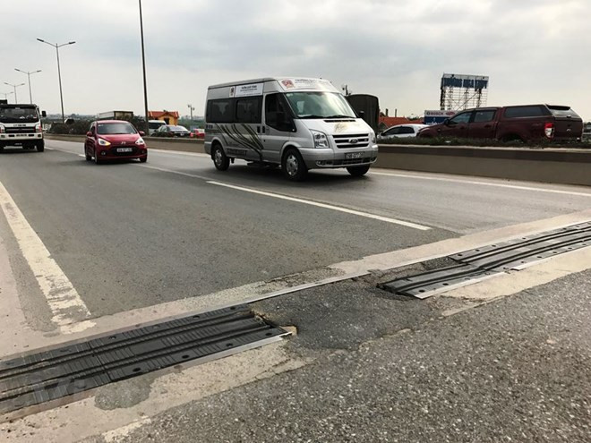 Hà Nội: Sửa chữa vệt hằn lún, sống trâu trên mặt cầu Thanh Trì ảnh 1