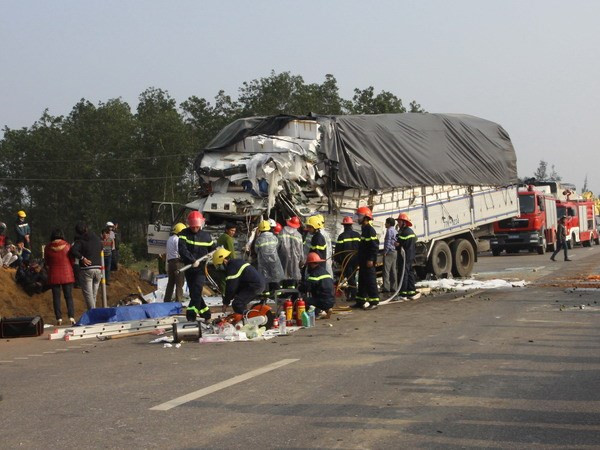 Xe tải đâm nhau gây tắc đường nhiều giờ ở Hà Nam ảnh 1