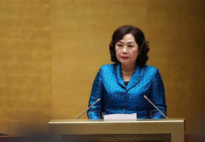 Thống đốc Ngân hàng Nhà nước Việt Nam Nguyễn Thị Hồng trình bày Báo cáo tổng kết việc thực hiện Nghị quyết số 42/2017/QH14 ngày 21/6/2017 về thí điểm xử lý nợ xấu của các tổ chức tín dụng và Tờ trình về việc kéo dài thời hạn áp dụng toàn bộ quy định của Nghị quyết số 42/2017/QH14 ngày 21/6/2017. (Ảnh: Dương Giang/TTXVN) Tiếp tục hoàn thiện hành lang pháp lý về xử lý nợ xấu ảnh 2
