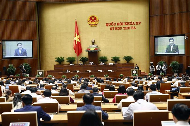 Bộ trưởng Bộ Giao thông vận tải Nguyễn Văn Thể trình bày Tờ trình tổng kết, đánh giá tổng thể tình hình thực hiện Nghị quyết số 66/2013/QH13 và kế hoạch triển khai dự án đường Hồ Chí Minh giai đoạn tiếp theo. (Ảnh: Doãn Tấn/TTXVN) Tiếp tục hoàn thiện hành lang pháp lý về xử lý nợ xấu ảnh 1