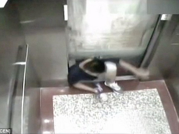 Trung Quốc liên tiếp xảy ra các vụ tử vong vì bị kẹp thang máy ảnh 1