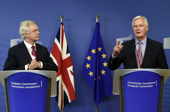 Trưởng đoàn đàm phán về Brexit của EU Michel Barnier (phải) và Bộ trưởng phụ trách Brexit của Anh David Davis. (Nguồn: AFP/TTXVN) EU và Anh thống nhất các ưu tiên và lịch trình đàm phán Brexit ảnh 1