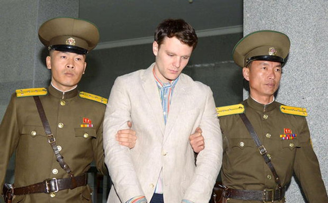 Otto Frederick Warmbier (giữa) bị cảnh sát áp giải tới phiên xét xử của Tòa án tối cao Triều Tiên ở Bình Nhưỡng ngày 16/3/2016. (Nguồn: Reuters/TTXVN) Sinh viên Mỹ Otto Warmbier trở về từ Triều Tiên đã qua đời ảnh 1