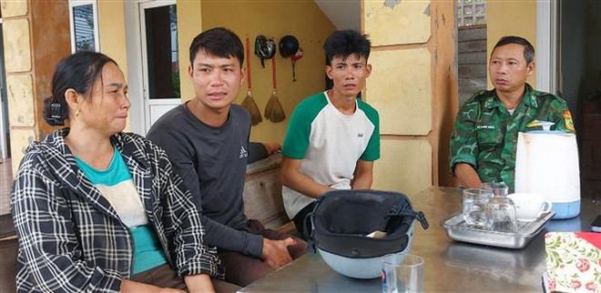 Hà Tĩnh: Kịp thời cứu hai ngư dân bị chìm bè trên biển Cửa Hội ảnh 1