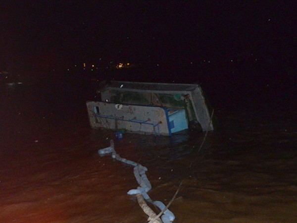 Sà lan bị đâm chìm, 4 thuyền viên được cứu sống kịp thời ảnh 1