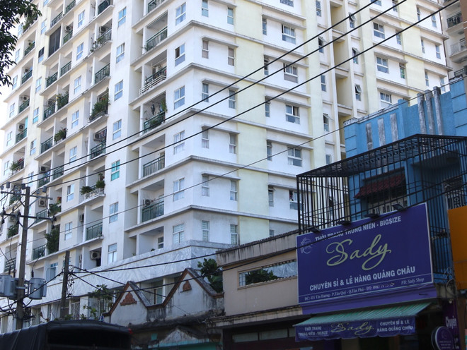 Chung cư Khang Gia, quận Tân Phú xây dựng sai thiết kế bị người dân khiếu nại về cấp giấy chủ quyền căn hộ. (Ảnh: Xuân Tình/TTXVN) Hỗ trợ cư dân khi tháo dỡ công trình vi phạm ở chung cư Khang Gia ảnh 1
